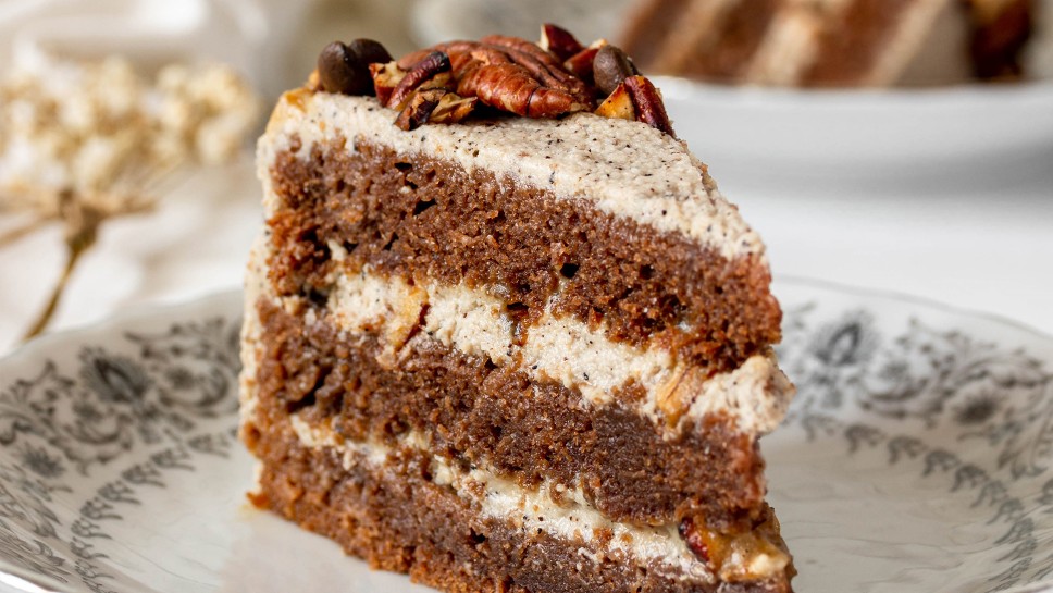 Kavna torta s karamelo in pekan orehi - Little Kitchen Vibes