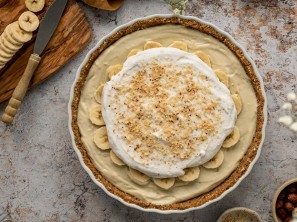 Kremna bananina pita brez peke - Little Kitchen Vibes