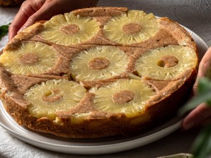Obrnjena ananasova tortica - Little Kitchen Vibes