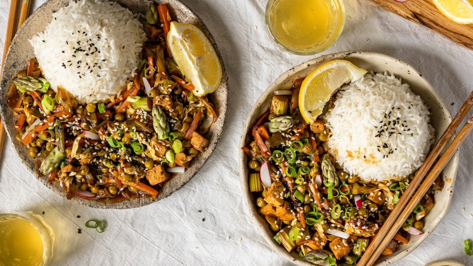 Pomladni stir fry s šparglji - Little Kitchen Vibes