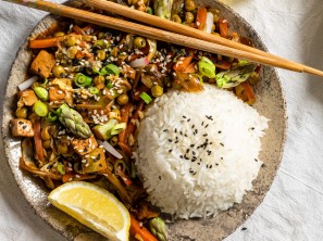 Pomladni stir fry s šparglji - Little Kitchen Vibes