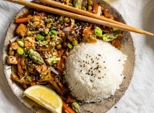 Pomladni stir fry s šparglji - Little Kitchen Vibes