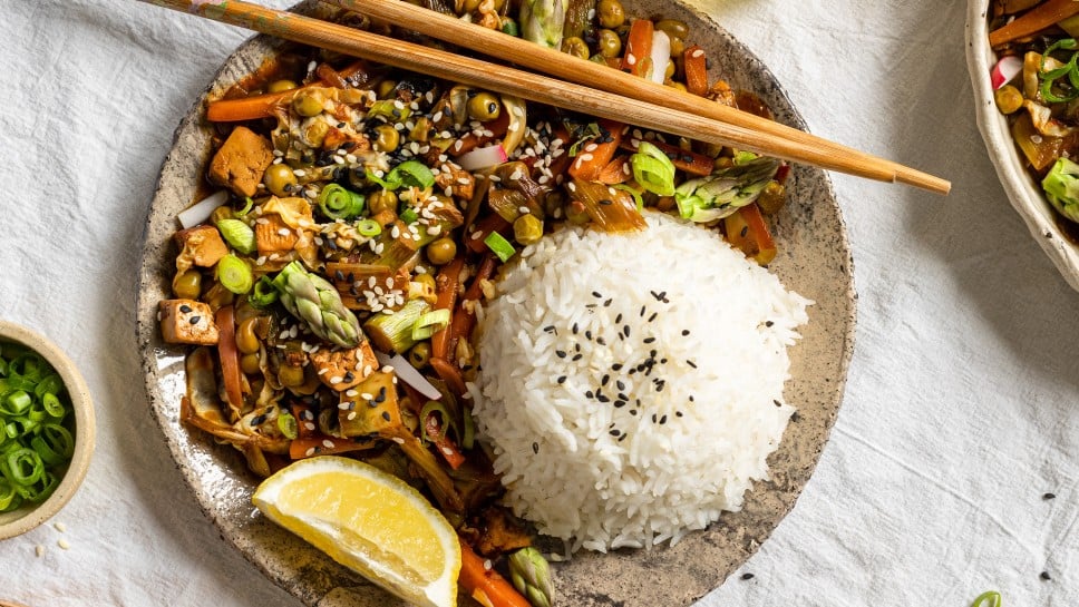Pomladni stir fry s šparglji - Little Kitchen Vibes