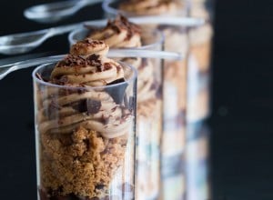 Kostanjev in čokoladni mousse v kozarčkih 