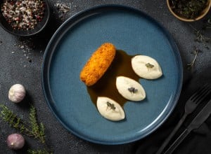 Kroket iz priželjca s pirejem gomoljne zelene in mesno omako - Master Minuta z Luko Pangosom