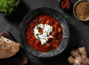 Rdeč piščančji kari s chapatiji - Master Minuta z Luko Pangosom