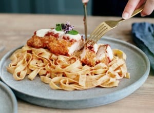 Piščančja parmigiana - Mateja Delakorda, Odprta kuhinja