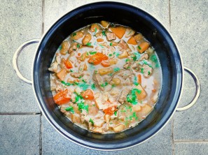 Goveja enolončnica z zelenjavo in pivom - Sladki Chef