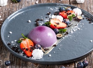Borovničeva panna cotta - Midva kuhava