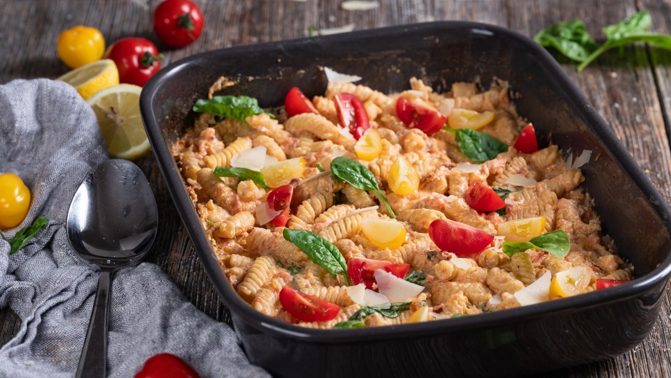 Fusilli v pečeni paradižnikovi omaki s kremnim sirom - Midva kuhava