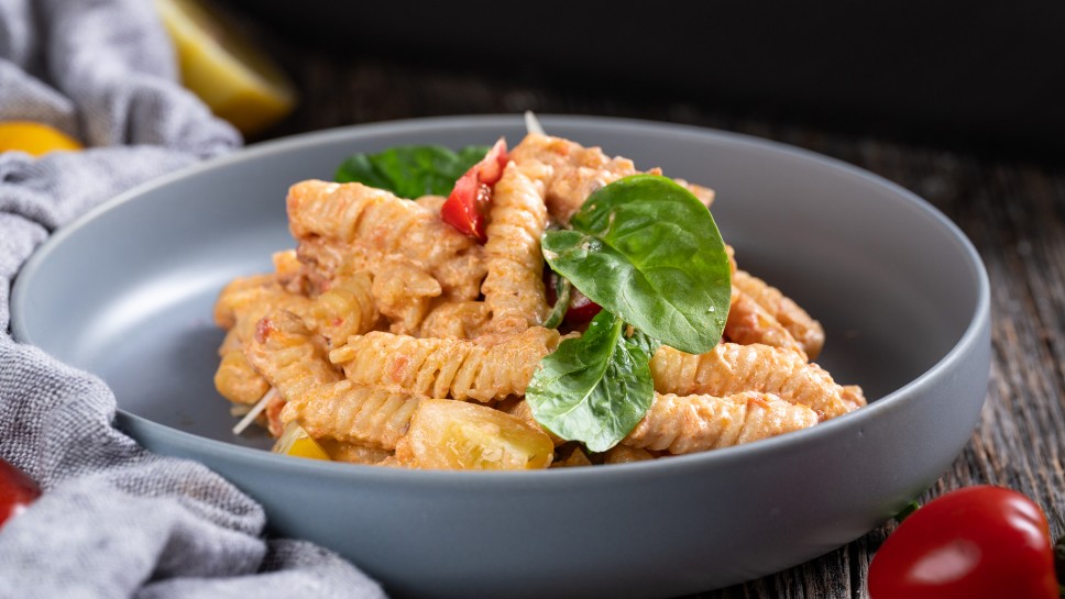 Fusilli v pečeni paradižnikovi omaki s kremnim sirom - Midva kuhava