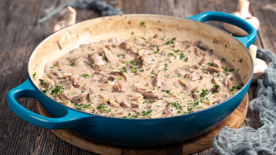 Govedina stroganov z rezanci - Midva kuhava