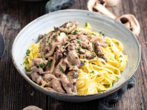 Govedina stroganov z rezanci - Midva kuhava