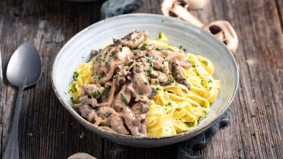 Govedina stroganov z rezanci - Midva kuhava