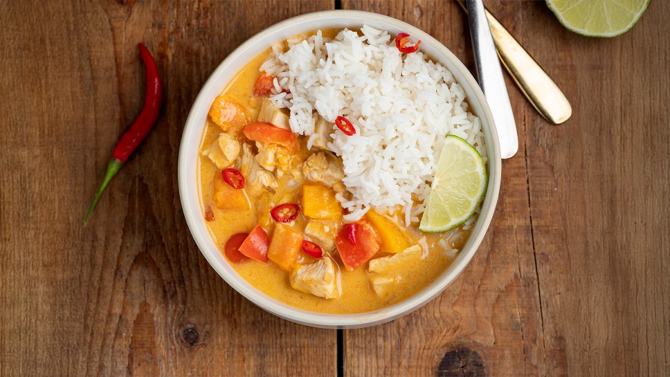 Rdeči curry z bučo in piščancem - Midva kuhava