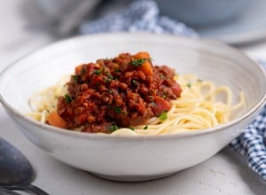 Špageti z lečino bolonjsko omako - Midva kuhava