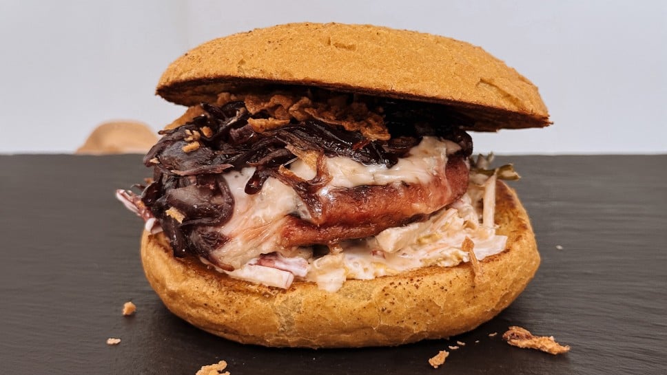 Burger z rastlinskim polpetom - Nika Krmec