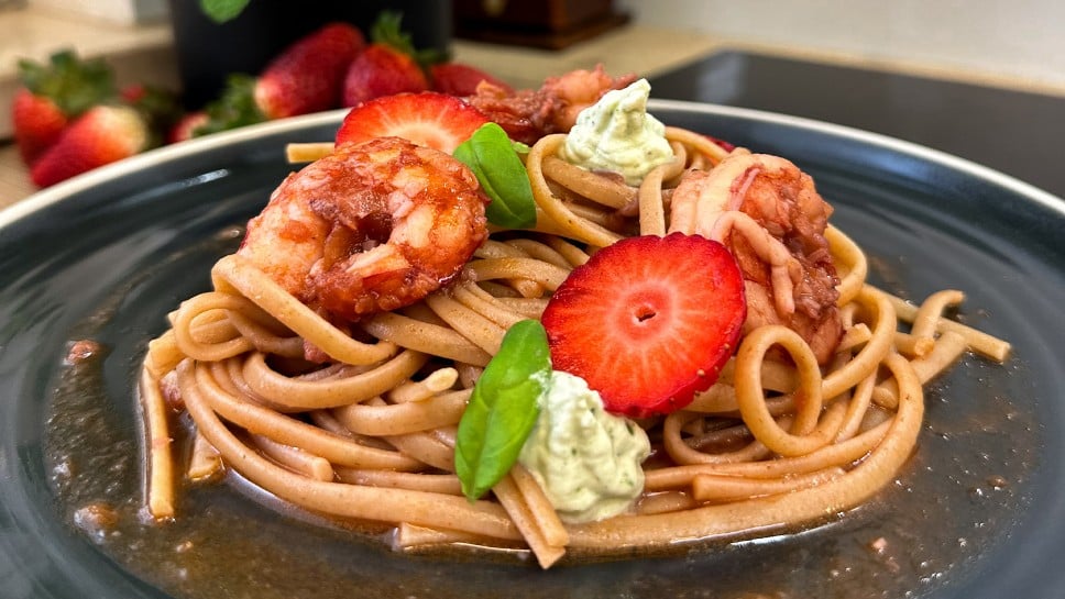 Linguini v jagodni omaki s kozicami - Nika Krmec