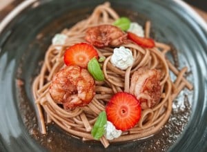 Linguini v jagodni omaki s kozicami - Nika Krmec
