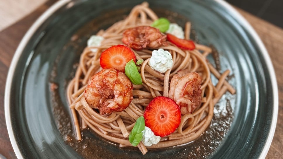 Linguini v jagodni omaki s kozicami - Nika Krmec