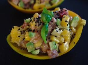 Mango solata s svežo tuno in lososom - Nika Krmec