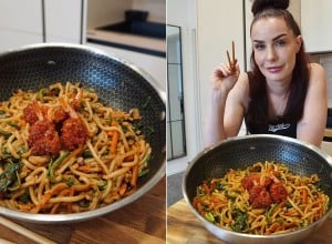 Udon rezanci z zelenjavo in ocvrtimi kozicami - Nika Krmec