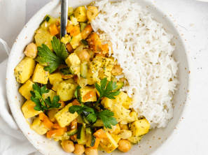 Curry s kokosovim mlekom, tofujem in zelenjavo - Nina Zorčič