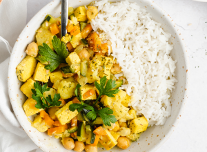 Curry s kokosovim mlekom, tofujem in zelenjavo - Nina Zorčič