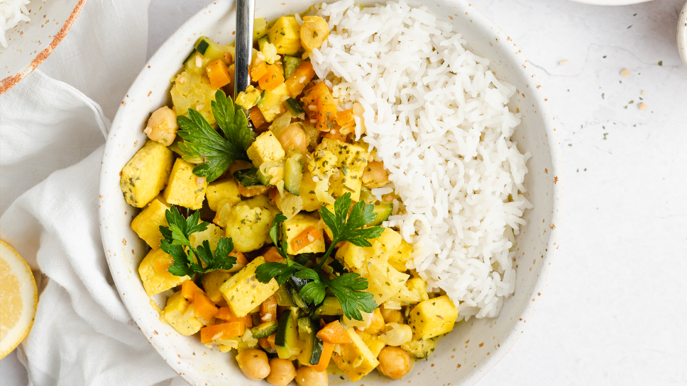 Curry s kokosovim mlekom, tofujem in zelenjavo - Nina Zorčič