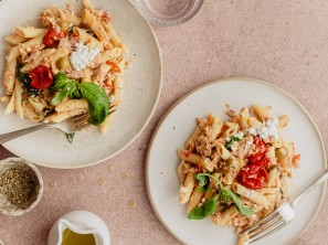 Feta testenine s češnjevim paradižnikom, tuno in olivami - Nina Zorčič