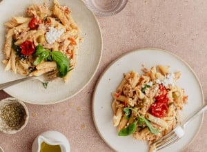 Feta testenine s češnjevim paradižnikom, tuno in olivami - Nina Zorčič