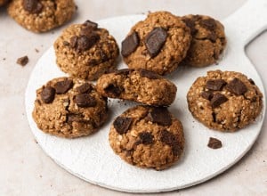 Hrustljavi veganski piškoti z ovsenimi kosmiči, arašidovim maslom in temno čokolado - Nina Zorčič