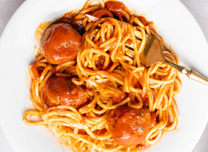 Mesne kroglice v paradižnikovi omaki s špageti - Nina Zorčič