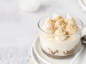 Mousse z belo čokolado, kokosom in mandlji - Nina Zorčič