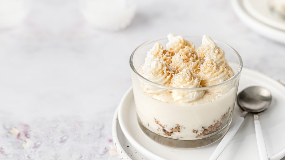 Mousse z belo čokolado, kokosom in mandlji - Nina Zorčič