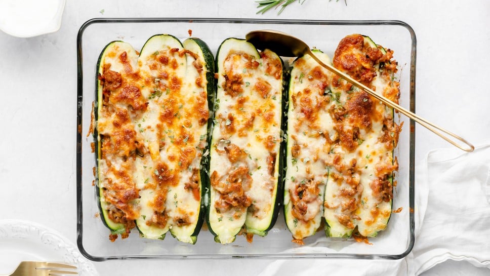 Polnjene bučke z mletim mesom in mozzarello - Nina Zorčič, Obroki za vsak žep