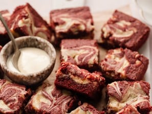 Red Velvet browniji s cheesecake kremo z belo čokolado - Nina Zorčič