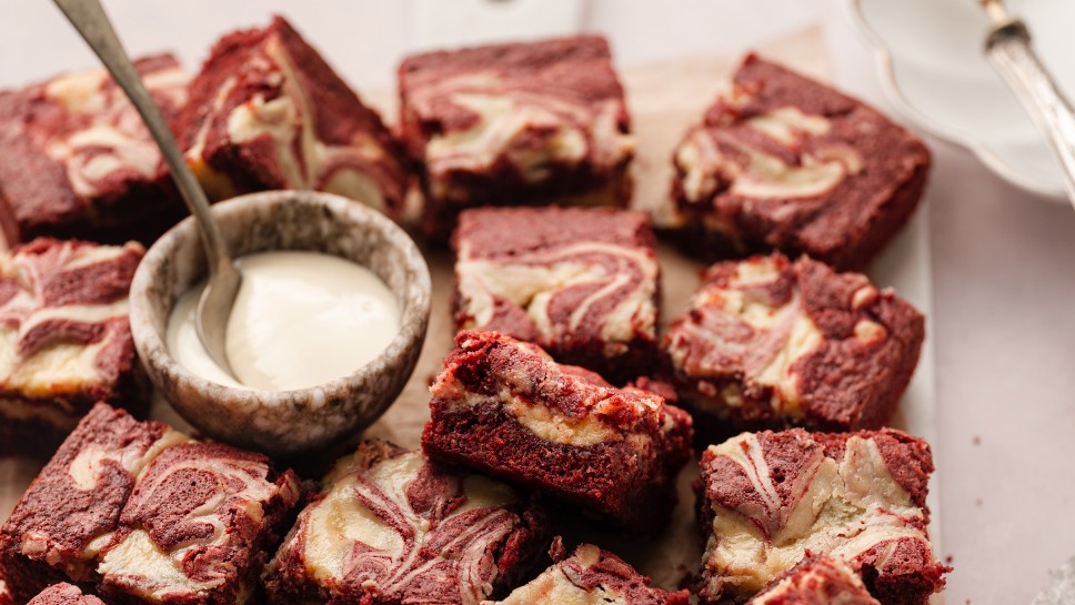 Red Velvet browniji s cheesecake kremo z belo čokolado - Nina Zorčič