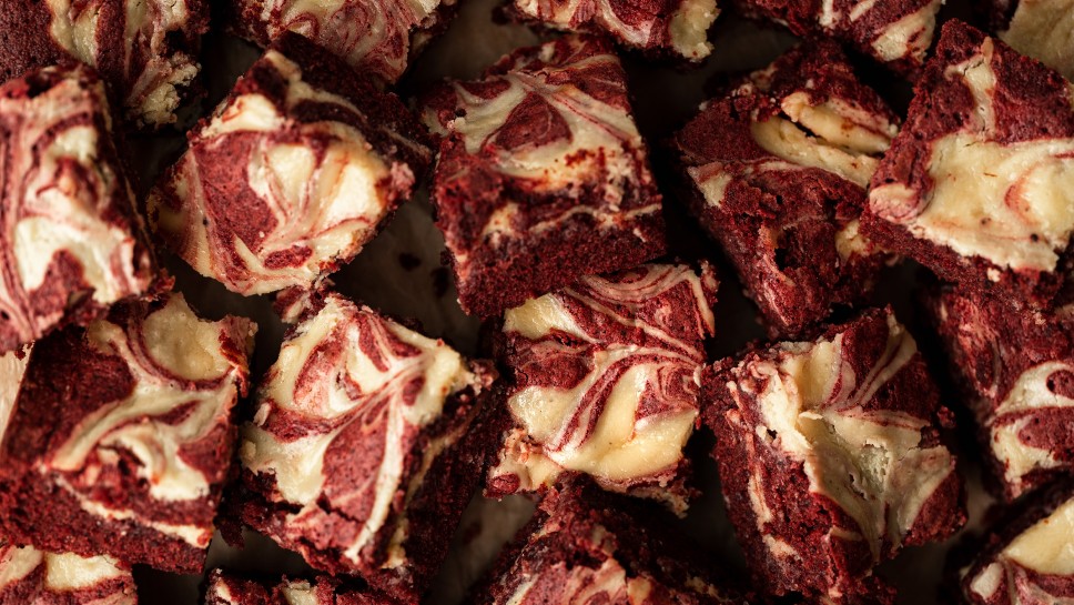 Red Velvet browniji s cheesecake kremo z belo čokolado - Nina Zorčič