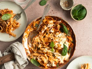 Testenine z govedino, mozzarello in špinačo v eni posodi - Nina Zorčič