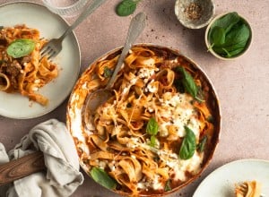 Testenine z govedino, mozzarello in špinačo v eni posodi - Nina Zorčič