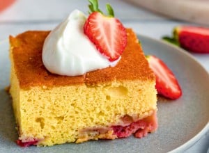 Preprost kolač z jagodami - JernejKitchen, Revija PLUS