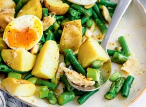 Solata s postrvjo in šparglji - JernejKitchen, Revija PLUS