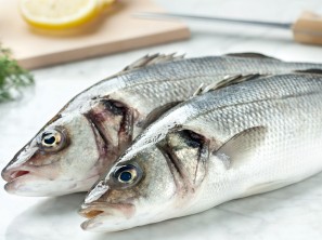Brancinov karpačo s česnovim pirejem in solato v parmezanovi skledici - Spar