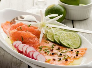 Lososov carpaccio s krebuljičino omako vinaigrette - Spar