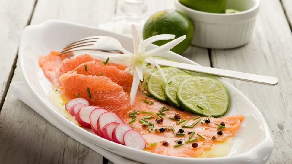 Lososov carpaccio s krebuljičino omako vinaigrette - Spar