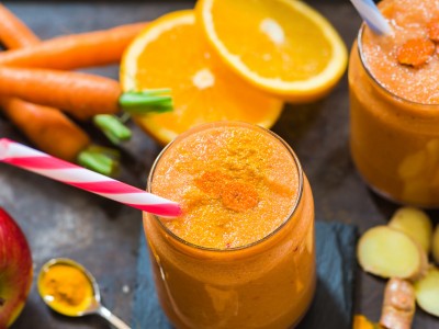 Pomarančni smoothie z jabolki, ingverjem in korenčkom - Sladki Chef