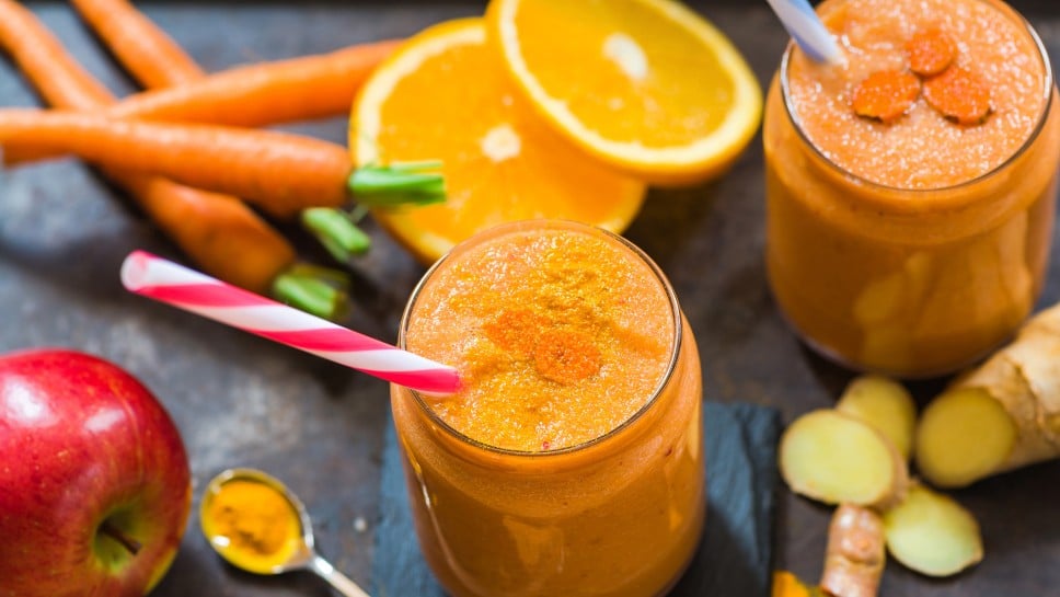 Pomarančni smoothie z jabolki, ingverjem in korenčkom - Sladki Chef