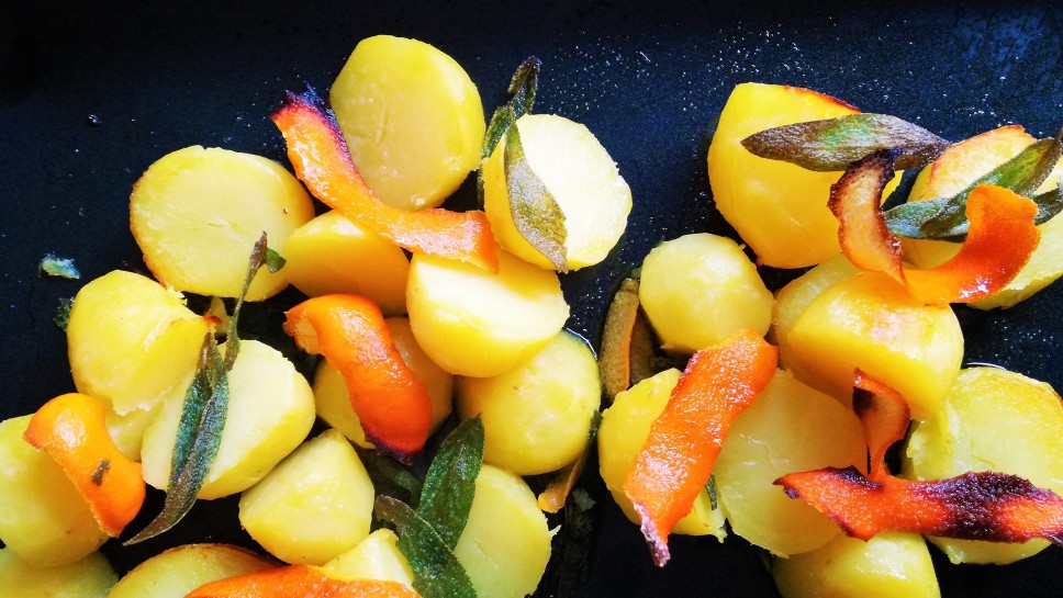 Pečen krompir z žajbljem in pomarančno lupino - Sladki Chef