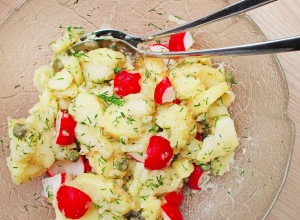 Krompirjeva solata z redkvico, kaprami in koprcem - Sladki Chef